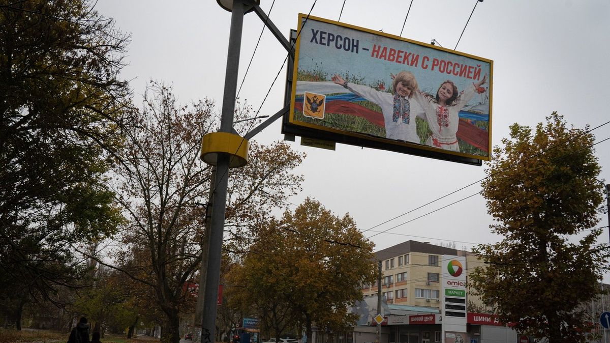 Ukrajinci odkrývají bizarní ruskou propagandu z okupovaného města